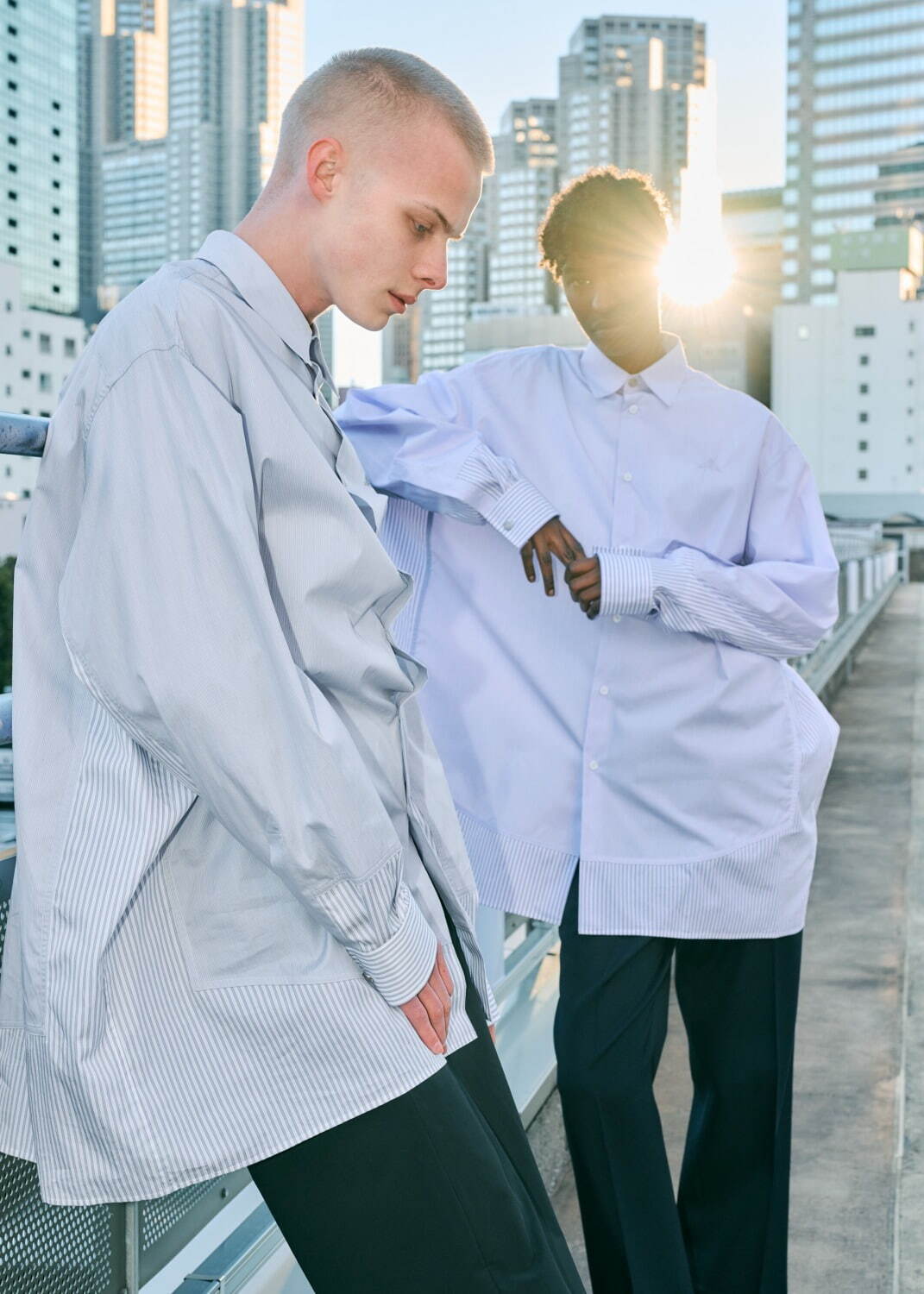 OAMC×エディションのオーバーサイズシャツ、ホワイトグレー＆ライトパープルのストライプ柄で｜写真2