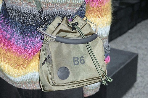 ナナナナ×POTR「B6」ポケット付き巾着型バッグ、縦型ペーパーサイズバッグやパネルトートも