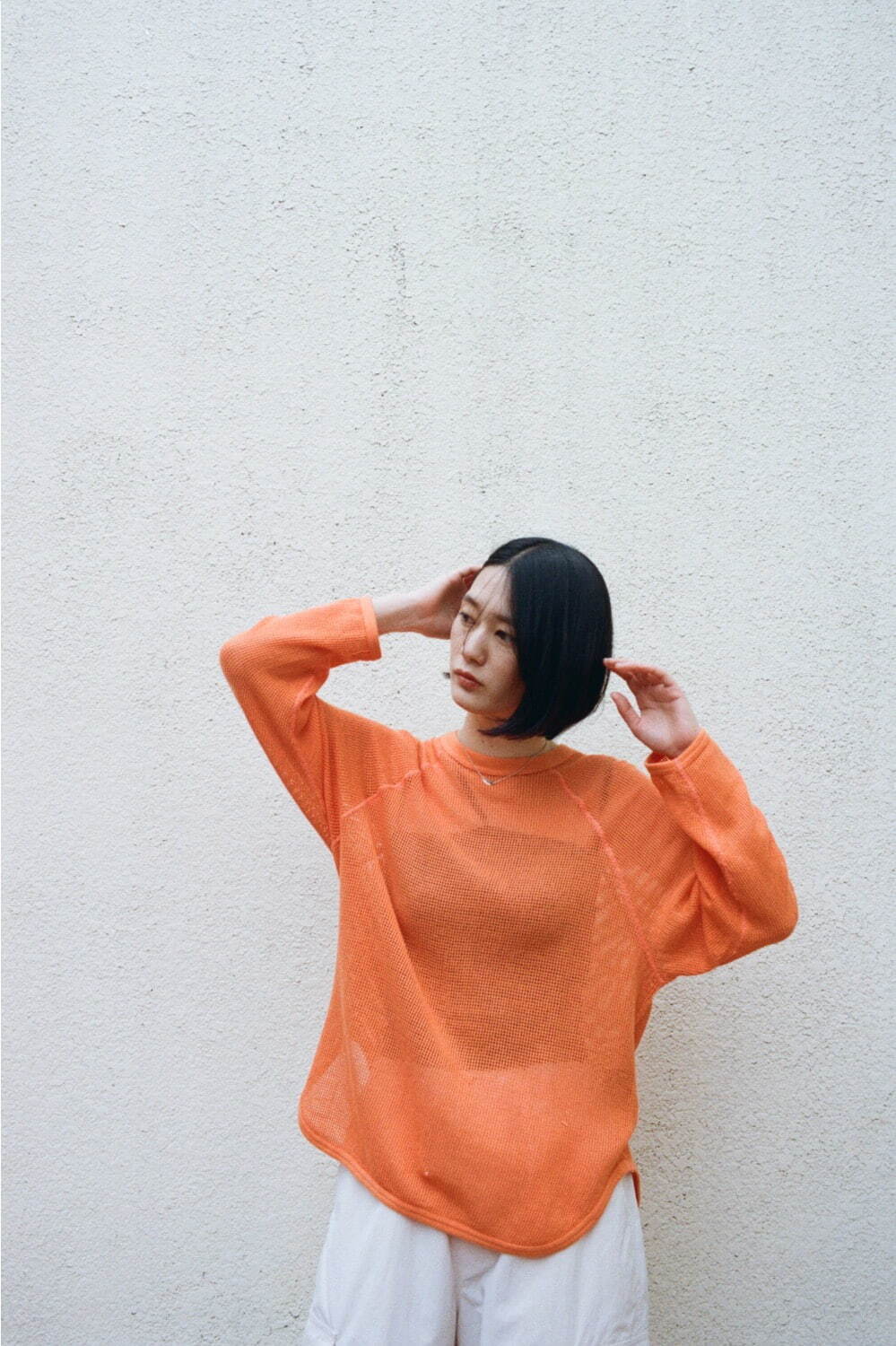 フィーニー“透け感メッシュ”のプルオーバー、1LDK別注のオレンジカラーで｜写真1