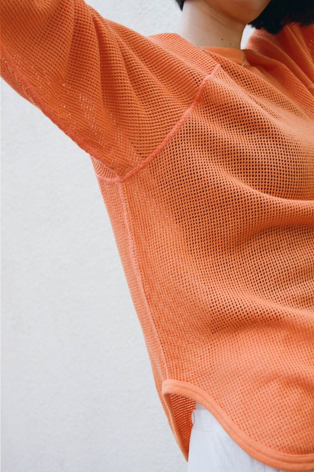 フィーニー“透け感メッシュ”のプルオーバー、1LDK別注のオレンジカラーで｜写真5