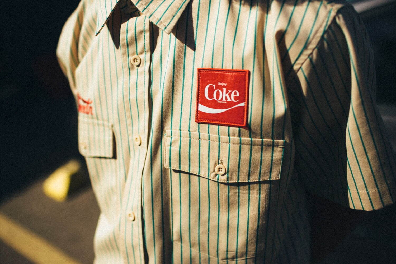 ブリクストン×コカ・コーラ、“70年代の配達員ユニフォーム”着想のCOKEパッチ付きシャツなど｜写真6