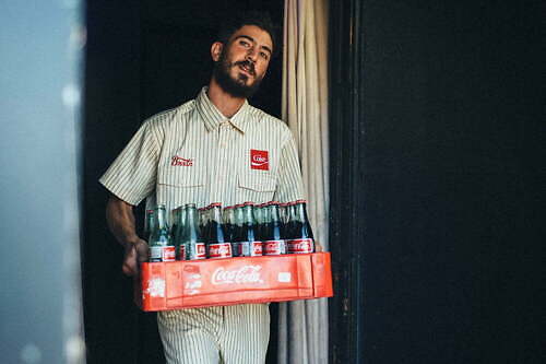 ブリクストン×コカ・コーラ、“70年代の配達員ユニフォーム”着想のCOKEパッチ付きシャツなど