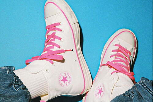 X-girl×コンバースのスニーカー、オールブラックのブーツ風＆ピンクがアクセントの「オールスター」