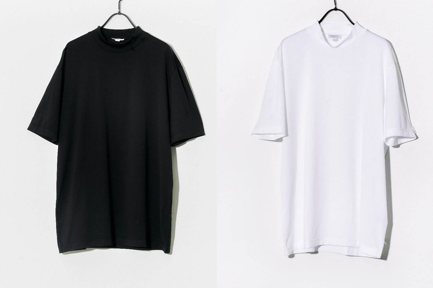 「モックネックTシャツ」ホワイト・ブラック 各13,200円