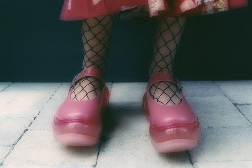 ミキオサカベ×ピンクハウス、オーバーサイズなピンクのMA-1＆"タグや刺繍入り”メリージェーン