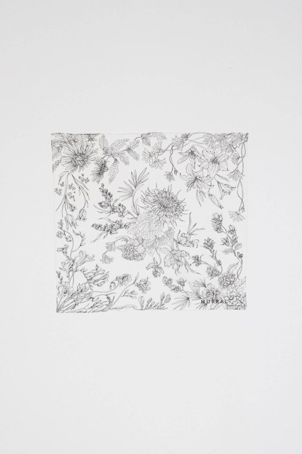 ミューラル、繊細な花柄ドローイングのスカーフ - ビジュアルにSUMIREを起用｜写真1