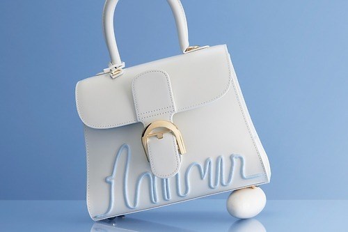 デルヴォー“ルネ・マグリット”のアート着想バッグ、りんごのレザーポーチ＆刺繍を配したハンドバッグ