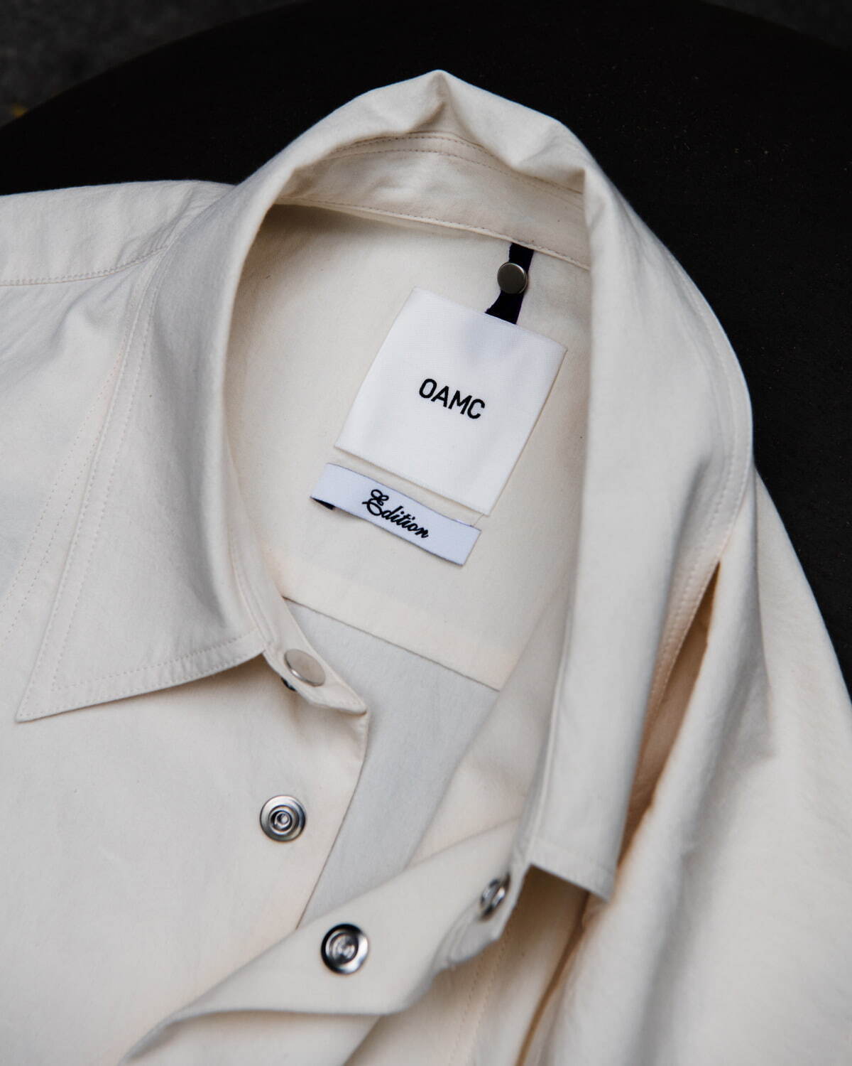 OAMCのエディション別注オーバーサイズシャツ、ハリ感のある軽量コットン素材で｜写真6