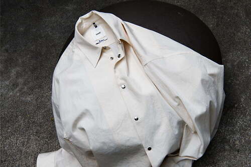 OAMCのエディション別注オーバーサイズシャツ、ハリ感のある軽量コットン素材で