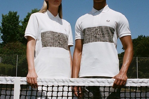 フレッドペリー×マーガレット・ハウエルの限定ポロシャツ、“芝生の上のテニスラケット”をプリント