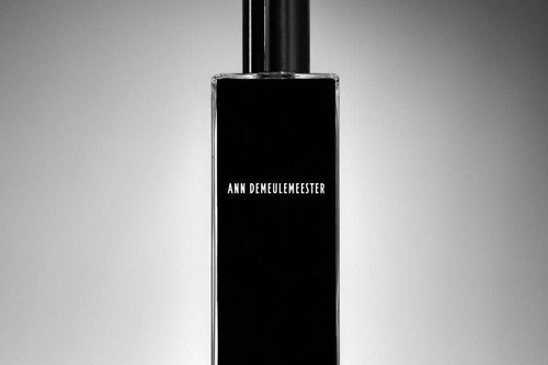アン ドゥムルメステール初の香水「A」創業者本人が手掛けたフレグランス、“A”の刻印入りガラスボトル
