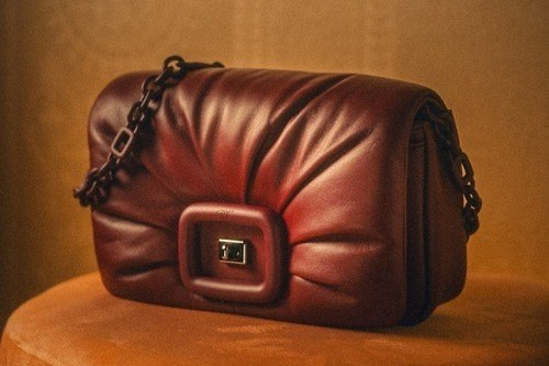 ロジェ ヴィヴィエの新作バッグ「ヴィヴ ショック」カーブドシェイプのバックル×ドレープレザー