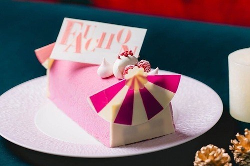 フォションホテル京都のクリスマス2023、“サーカス”テーマのピンク色ケーキ＆“くちびる”ケーキ