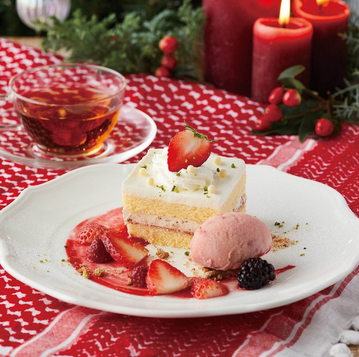 「苺とアーモンドクランチのクリスマスケーキプレート」紅茶付き 1,580円