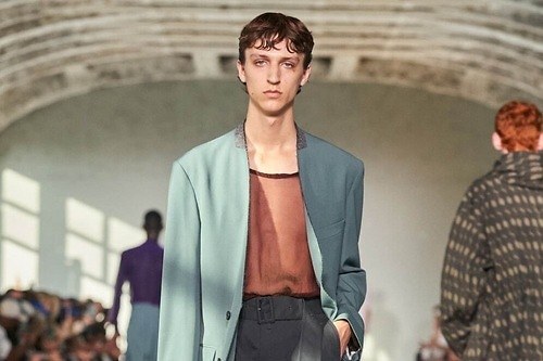 ドリス ヴァン ノッテンの24年春夏メンズ、流麗シルエットのトレンチコート＆切りっぱなしジャケット