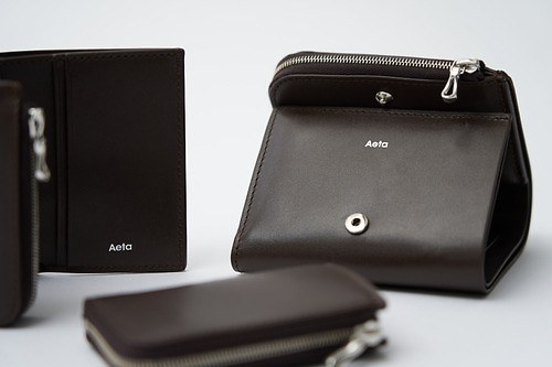 アエタ×グラフペーパーの財布、上質カーフ素材でアップデートした3つ折り財布やコインケース