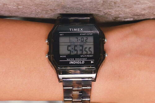 ビームス ボーイ×ニードルズ×タイメックスのコラボ腕時計、タイダイ柄＆ブラックのクリア素材で