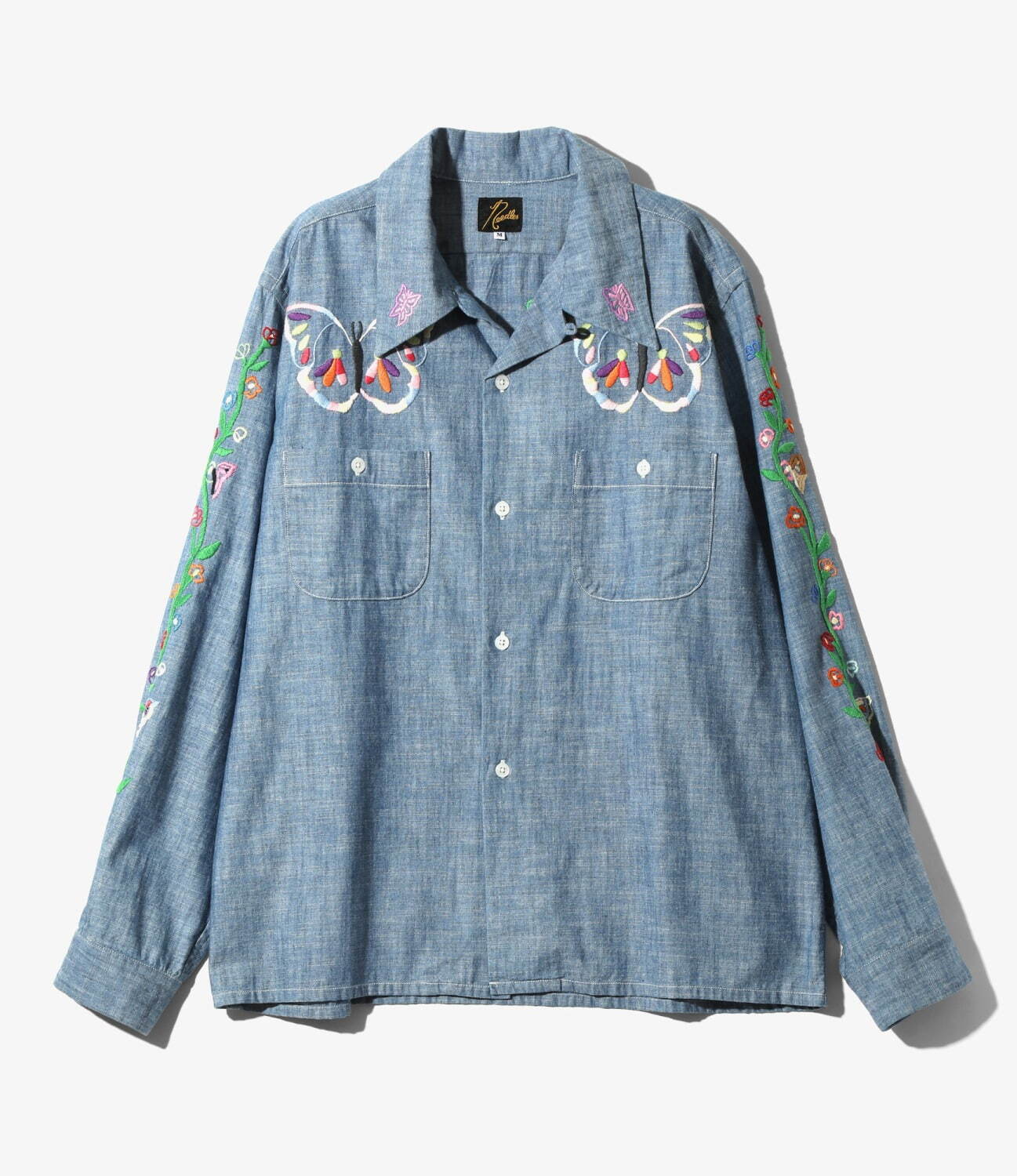 〈ニードルズ〉“蝶や花々”のカラフル刺繍シャンブレーシャツ