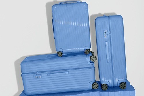 リモワの人気スーツケース「エッセンシャル」美しい海に着想した新色"シーブルー”、ポーチなども