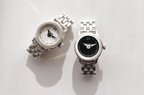 指輪感覚で着ける“指時計”「モコ」24年新作、シルバー製ケース×モノクロ文字盤