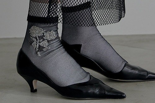 アメリ×タビオの靴下、立体感のある薔薇＆草花柄シアーソックスや100年前の図鑑デザイン