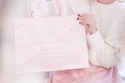 メゾン ド フルール「サクラコレクション」桜刺繍やパールを配したピンクのトートバッグ＆ポーチ