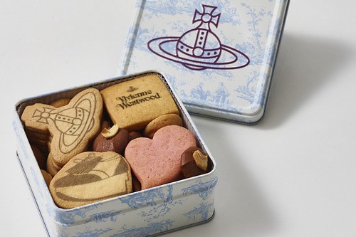 ヴィヴィアン・ウエストウッド×サダハル・アオキの24年バレンタイン限定クッキー缶、オーブやハート型