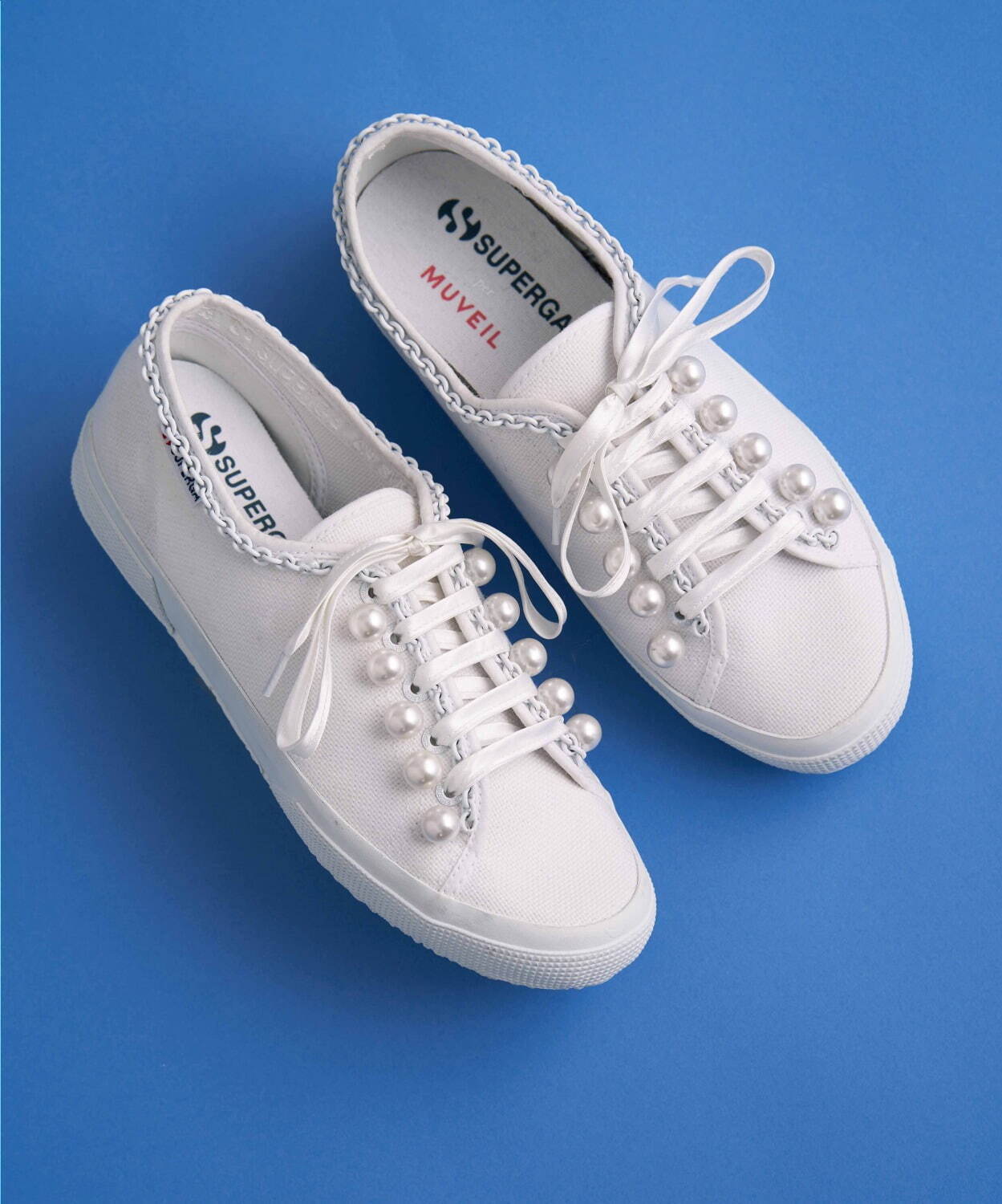 〈ミュベール × スペルガ〉サテンの靴紐、パール＆チェーンを飾った白スニーカー