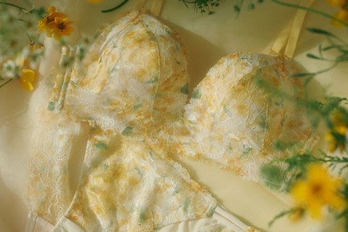 ピーチ・ジョン24年春“ミモザの花柄”ブラ＆ショーツ、なめらかな肌ざわりのブーケ柄パジャマも