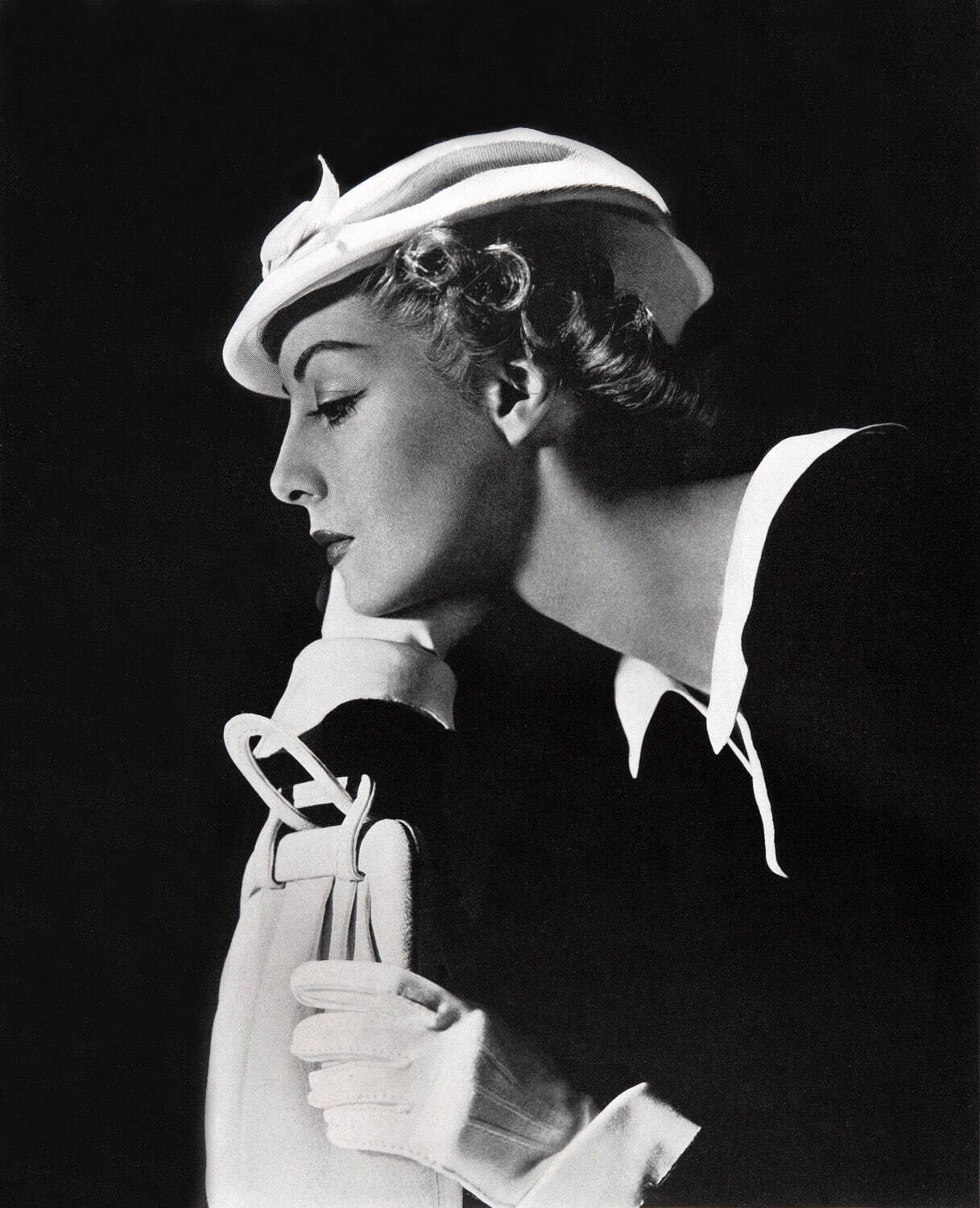 White piqué hat by CHANEL, white bagby Schiaparelli, 1936
©The George Hoyningen-Huene Estate Archives