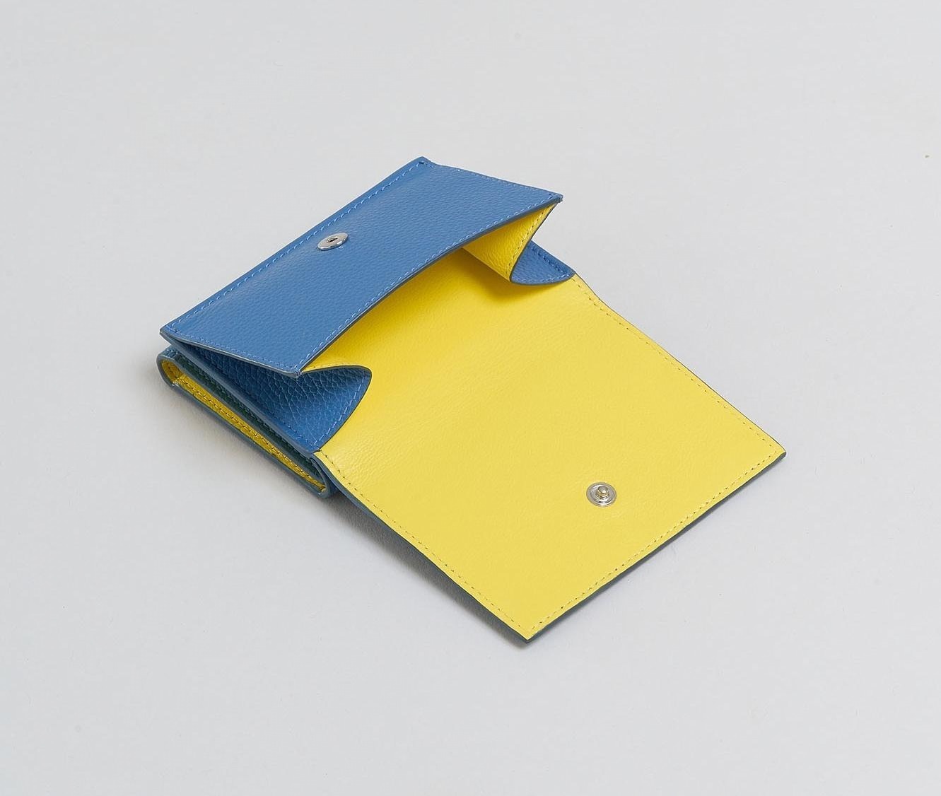 マルニ24年春夏レディース財布 -“ロゴステッチ”入りミニ財布、グリーンやブルーのカラーブロックで｜写真3