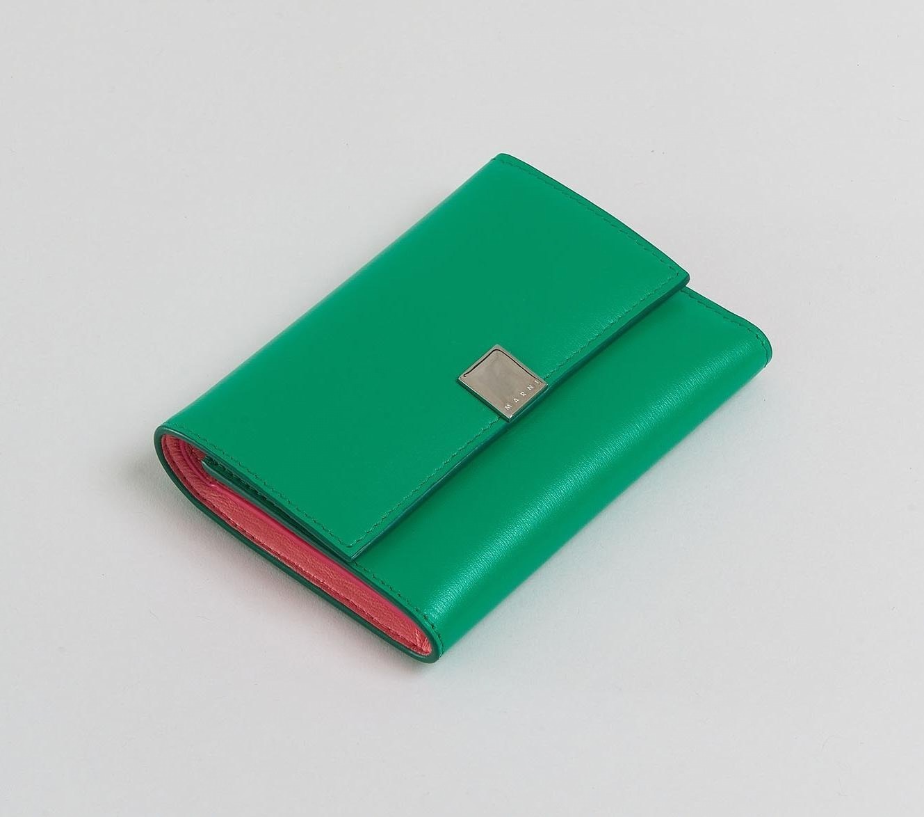 マルニ24年春夏レディース財布 -“ロゴステッチ”入りミニ財布、グリーンやブルーのカラーブロックで｜写真9