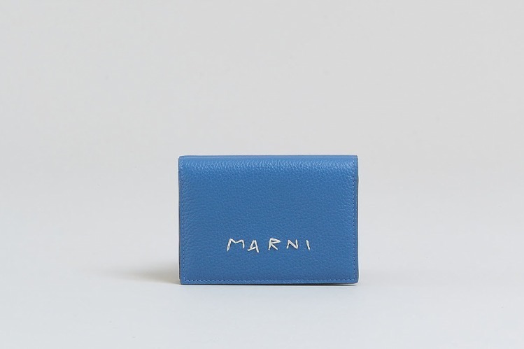 マルニ24年春夏レディース財布 -“ロゴステッチ”入りミニ財布、グリーンやブルーのカラーブロックで｜写真1