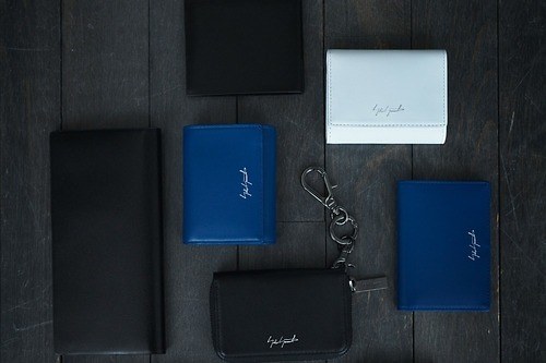 ディスコード ヨウジヤマモト24年春夏レザーグッズ、ブルーの三つ折りコンパクト財布やキーケースなど