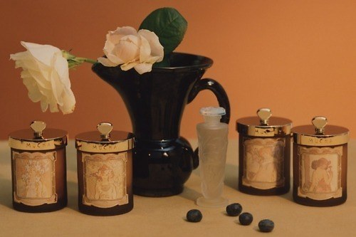 「ミュシャ」財団公式ブランドから連作《四つの花》着想フレグランスキャンドル、ローズやリリーの香り