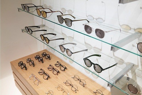 「ユウイチ トヤマ. 東京」骨董通りに初直営店 - 新作眼鏡から初期アイウェアまで、オーダーメイドも