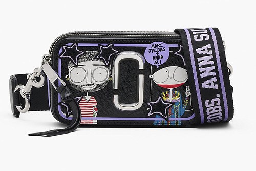 アナ スイ×マーク ジェイコブス「ザ スナップショット」“黒×紫”のバッグ、デザイナーのイラスト入り