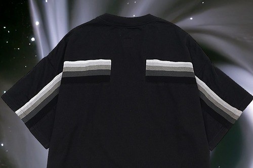 ファセッタズムの“ブラックホール色”限定Tシャツ、ジェフ・ミルズ指揮の舞台作品とコラボ
