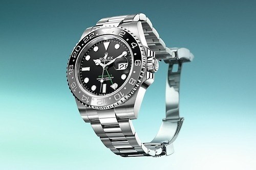 ロレックス「GMT マスター Ⅱ」24年新作腕時計、グレー×ブラックベゼルにグリーンのモデル名