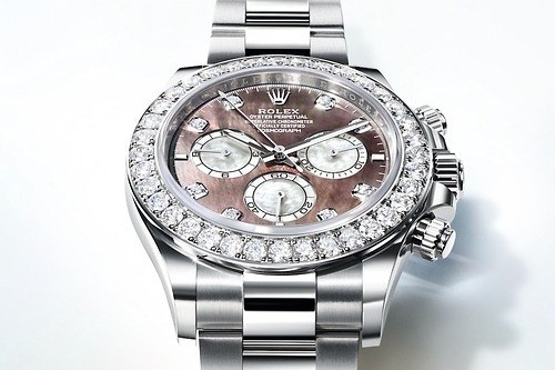ロレックスの腕時計「コスモグラフ デイトナ」24年新作、際立つマザーオブパールのコントラスト