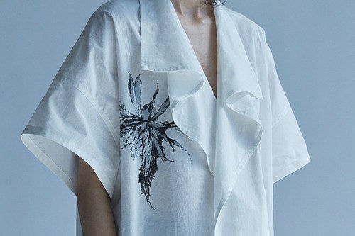 Y'sの“サボテンの花”モチーフシャツ＆デニムパンツ、人工タンパク質の新素材を採用