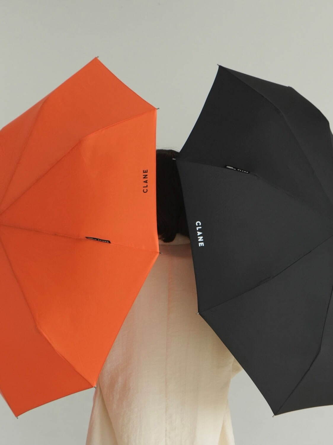 クラネ×ロンドンアンダーカバーの“晴雨兼用”折りたたみ傘、ダブルネームを配したオレンジ＆ブラック｜写真3