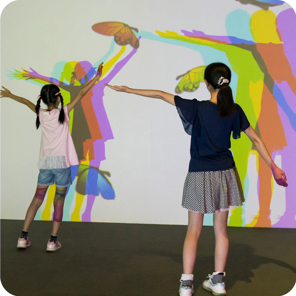 “光と遊ぶ”「魔法の美術館」京都高島屋で、動きに合わせて変化する光×アートの体験型展示｜写真5