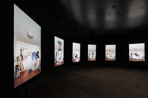 ミランダ・ジュライの東京初個展がプラダ 青山店で、“境界と親密さ”ヴィデオインスタレーション最新作