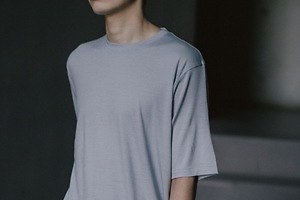 バトナー“上品な佇まい”ウールTシャツ、レショップ限定で - ブラック＆グレーの2色展開 | バトナー
