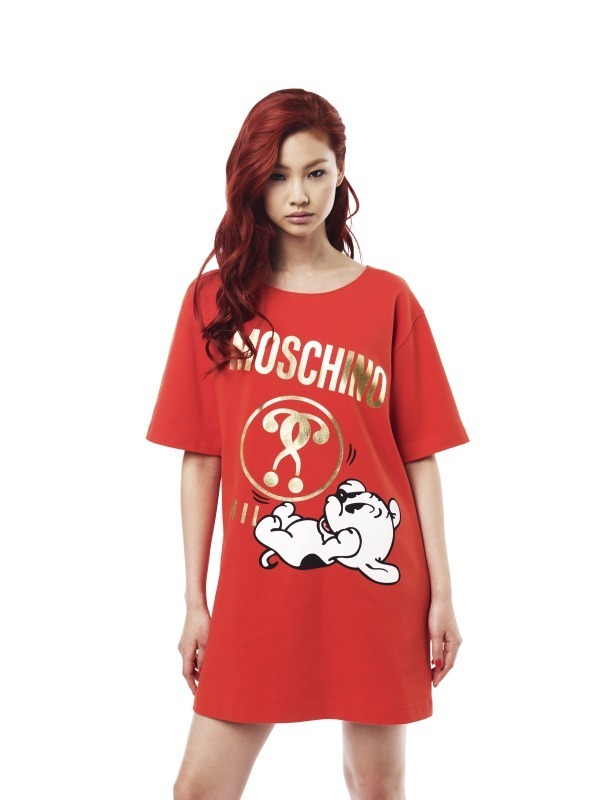 モスキーノ"ベティー"の愛犬パジーと限定コラボ、真っ赤なTシャツやだまし絵風スカーフ｜写真12