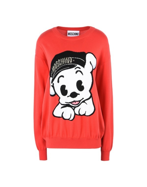モスキーノ"ベティー"の愛犬パジーと限定コラボ、真っ赤なTシャツやだまし絵風スカーフ｜写真1
