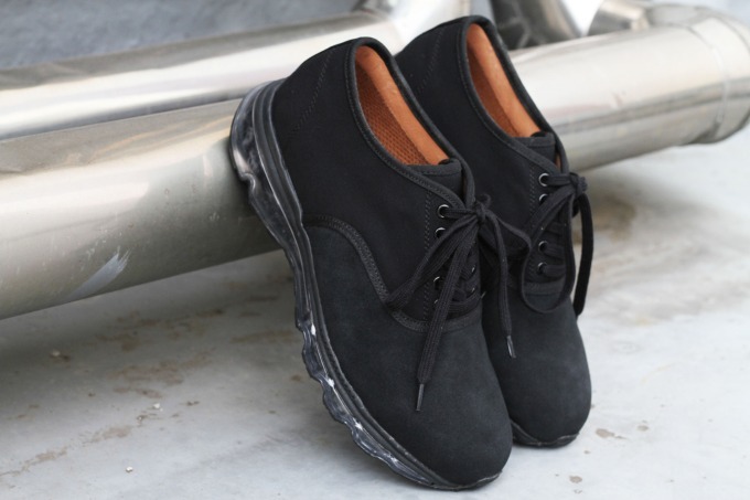 カーリー×Tomo&Co、革靴×スニーカーのような履き心地のハイブリッドシューズ｜写真1