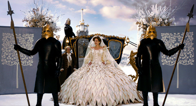 石岡瑛子の渾身の遺作ドレスが輝きを添えた、ジュリア・ロバーツ主演映画「白雪姫と鏡の女王」｜写真4