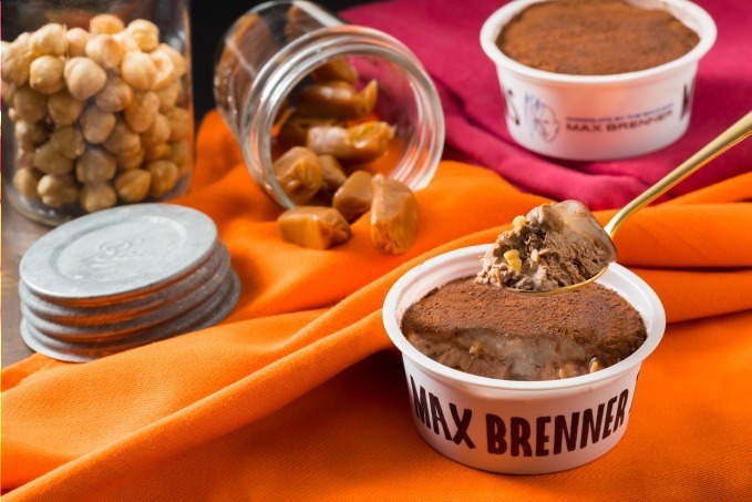 マックス ブレナー、3つの食感を楽しむチョコレートキャラメルMOCHIアイスクリーム｜写真1